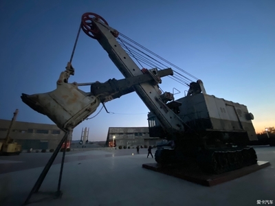 夕陽(yáng)余暉下的阜新 一座工業(yè)城市的記憶與礦山、建筑設(shè)備零部件的回響